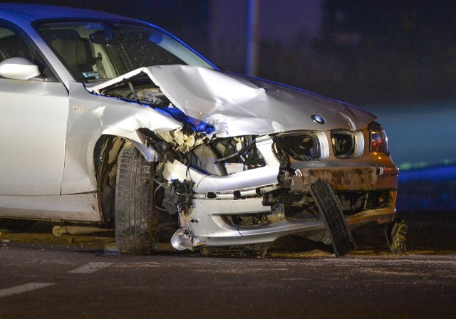 Do zdarzenia doszło w poniedziałek około godz. 20.30. Kierujący BMW, 18-latek z pow. jarosławskiego jechał z pasażerką ul. Lwowską w Przemyślu. Młody mężczyzna nie dostosował prędkości do warunków drogowych, stracił panowanie nad autem i na Rondzie Kresowian uderzył w latarnię. Na szczęście w groźnej kolizji nikt nie został ranny. 18-latek był trzeźwy. Policjanci ukarali go mandatem.Zobacz też: Wypadek na ul. Warszawskiej w Rzeszowie