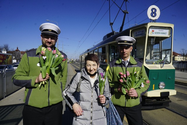 Jak co roku na poznańskie torowiska wyjechał tramwaj 102N, czyli „Kanciak”. Z jego pokładu pracownicy MPK Poznań wręczali kwiaty Paniom napotkanym na przystankach. Rozdano ich półtora tysiąca!Zobacz zdjęcia -->