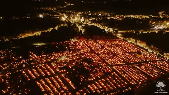 Niepowtarzalny i jedyny w roku tego typu widok skalbmierskiej nekropolii z drona oświetlonej tysiącami zniczy.