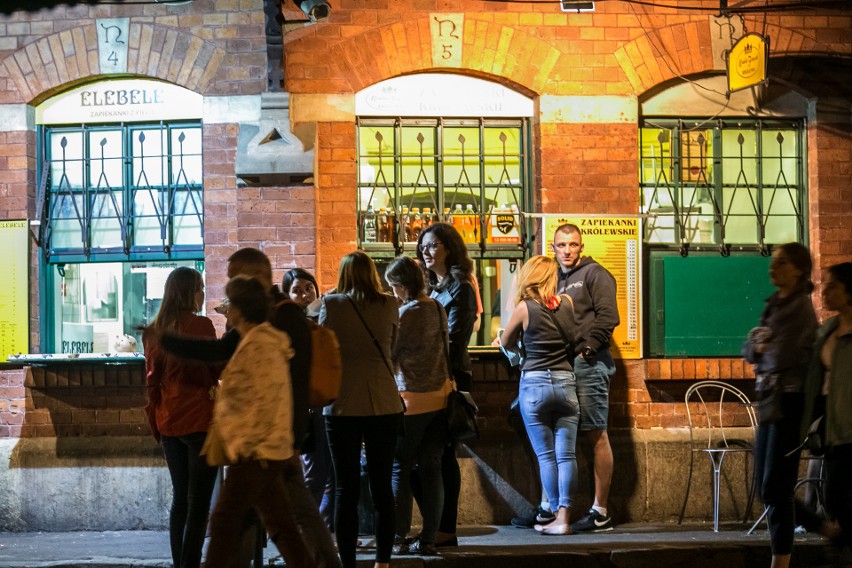 Krakowianie i turyści spędzili sobotni wieczór na Placu Nowym [ZDJĘCIA]