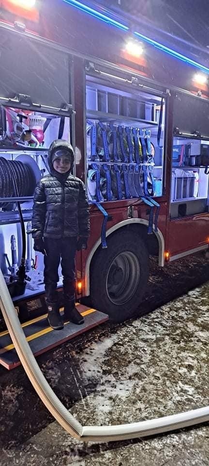 10-letniemu Marcinowi strażacy z Koronowa biją brawo.