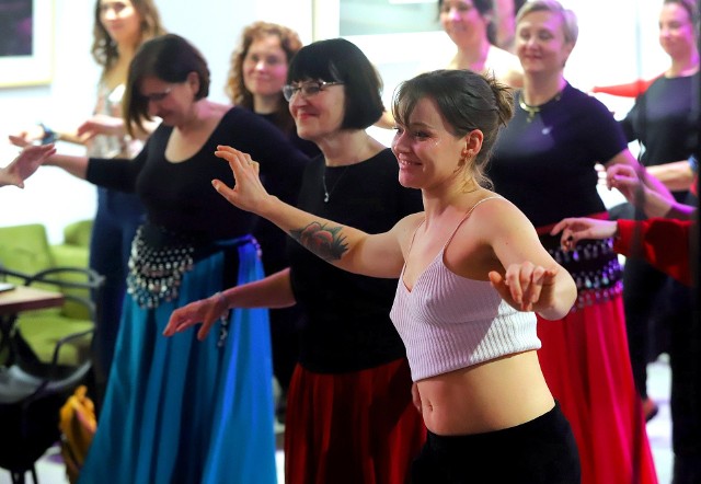 Orientalny taniec brzucha to najbardziej kobieca i zmysłowa forma tańca. Kilkadziesiąt osób wzięło udział w sobotniej potańcówce we Wrocławiu, ucząc się podstawowych kroków i układów pod okiem profesjonalistki Anny Mendak.