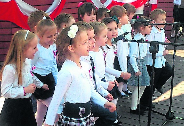 Patriotyczny występ dzieciaków z Przedszkola numer 3 w Jędrzejowie został nagrodzony przez publiczność gromkimi brawami.