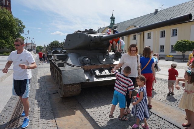 Dziś rozpoczął się VI Piknik Militarny Misja Wschód. Na Rynek Kościuszki rekonstruktorzy przywieźli czołg i wyrzutnię rakiet.