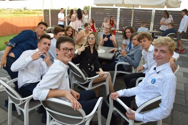 W restauracji Parkowa na pożegnalnym balu spotkali się uczniowie ósmych klas Szkoły Podstawowej nr 5 w Żninie. Kilka fragmentów balu: 