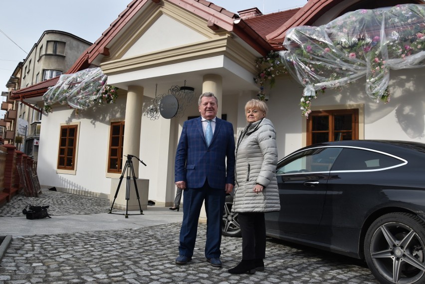 Tadeusz Rzońca z żoną przed zakupionym i odratownym przed...