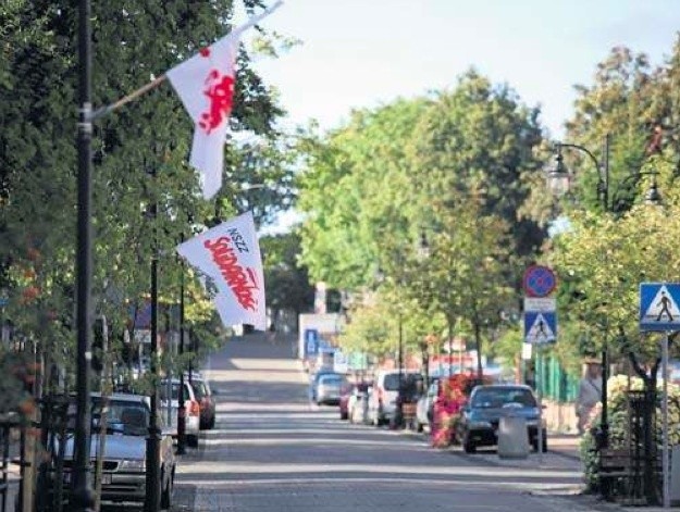 Ładny gest burmistrza Ustki Jacka Graczyka, który z okazji rocznicy  wywiesił na ulicach miasta flagi Solidarności.