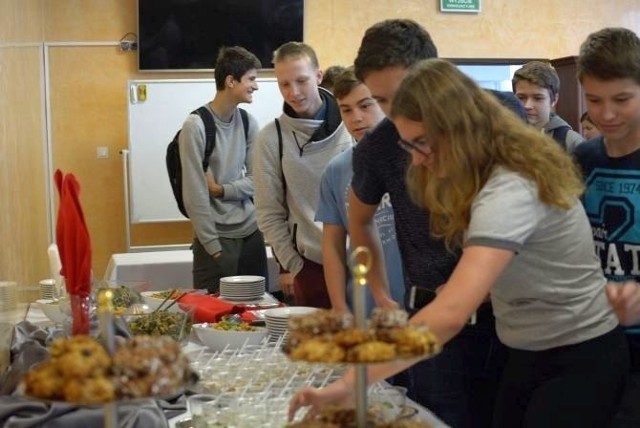 Uczniowie klas gastronomicznych przygotowali poczęstunek z surowców podarowanych przez sklep Eko – Żarełko