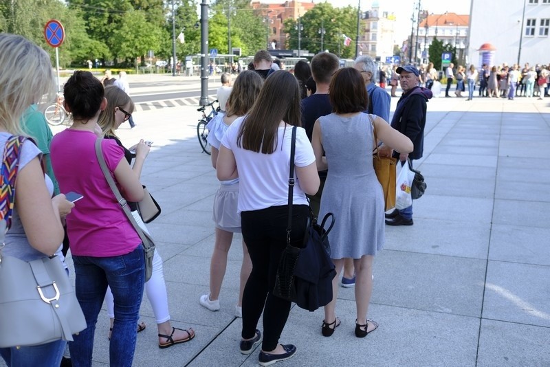 Rozdawanie bezpłatnych wejściówek na spektakl "Romeo i...