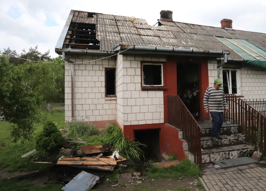 Pożar domu w Myśliszewicach. Rodzina straciła w ogniu cały dobytek. Można im pomóc