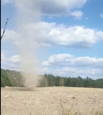 Małe tornado na polu w Starym Kurowie