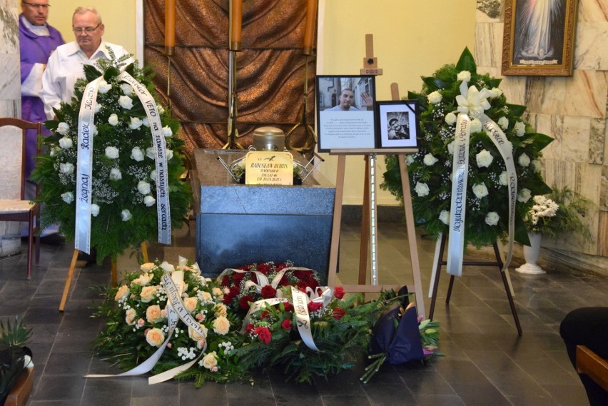 Pogrzeb Radoskóra. Na cmentarzu w Cedzynie rapera pożegnali rodzina, przyjaciele i fani [ZDJĘCIA]