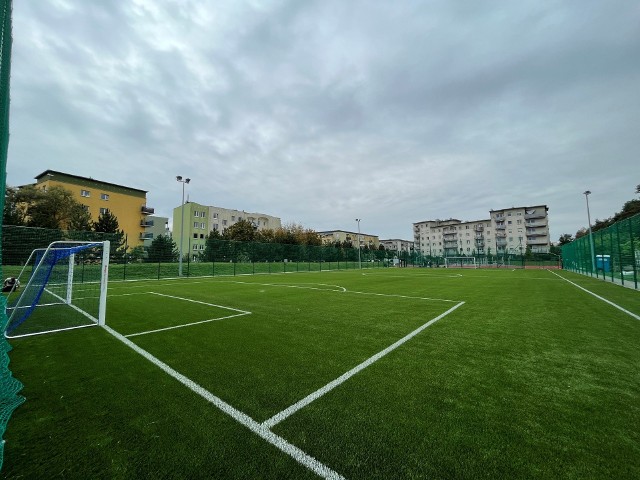 Wymiana nawierzchni czy ogrodzenia, to tylko niektóre z prac wykonanych w ramach modernizacji boisk na Piątkowie.