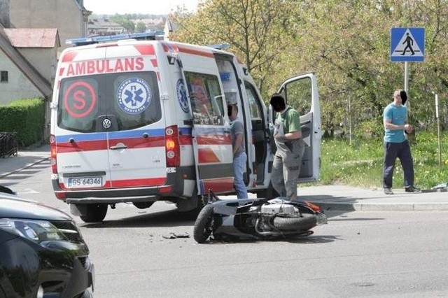 Kolizja na ul. Lotha w Słupsku. Kierowca mercedesa uderzył w skuter.