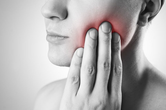 Ropień zęba jest dolegliwością charakteryzującą się uciążliwym bólem. Leczenie we własnym zakresie jest w tym przypadku niewskazane.