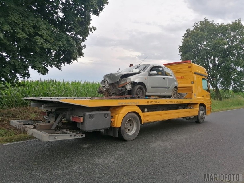 Wypadek w miejscowości Szadurczyce. Samochód osobowy uderzył w drzewo 