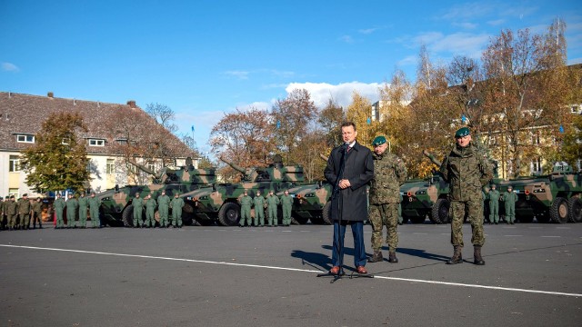 Minister obrony Mariusz Błaszczak podczas przekazywania modułu ogniowego Rak szczecińskiej brygadzie