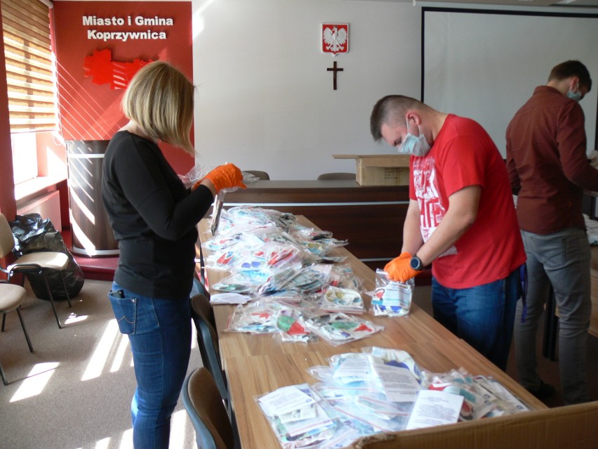 Mieszkańcy gminy Koprzywnica dostaną bezpłatne maseczki wielokrotnego użytku. Trwa dystrybucja [ZDJĘCIA]