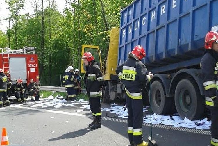 Zderzenie na S8. Śmieciarka i tir zablokowały częściowo drogę do Białegostoku (zdjęcia)