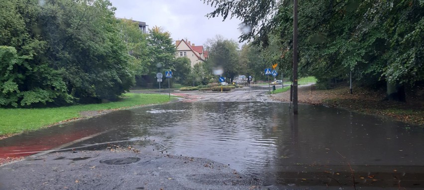 Nad Koszalinem przeszła ulewa. Deszcz był tak silny, że woda...