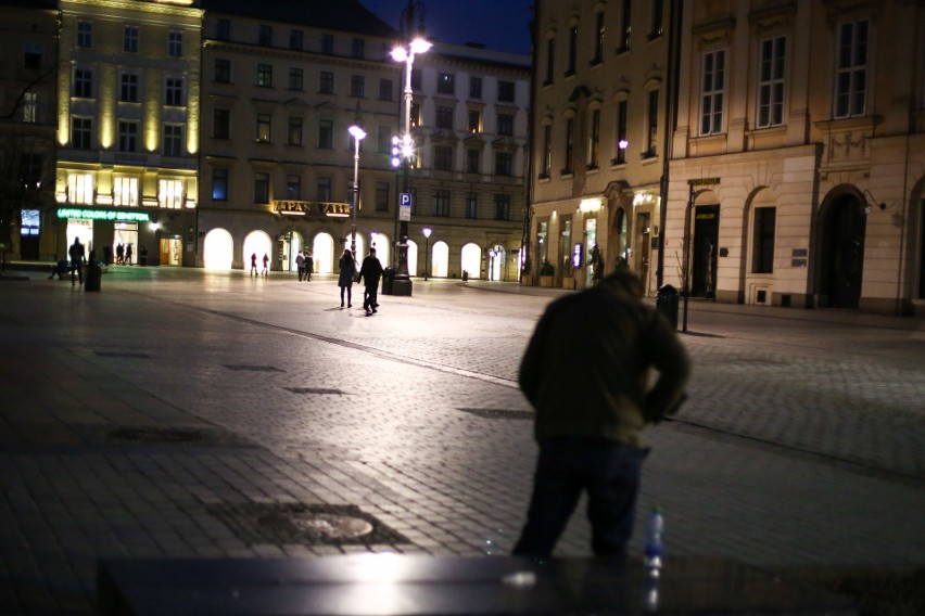 Kraków. Wymarłe centrum miasta po zmroku. Światło tylko w nielicznych oknach kamienic [ZDJĘCIA]