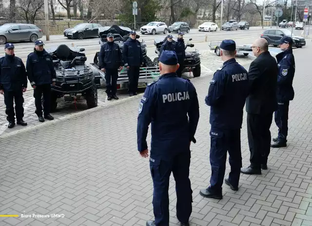 W przekazaniu sprzętu razem z Marszałkiem Województwa Dolnośląskiego Cezarym Przybylskim uczestniczył Komendant Wojewódzki Policji we Wrocławiu nadinsp. Dariusz Wesołowski oraz I Zastępca Komendanta Wojewódzkiego Policji we Wrocławiu mł. insp. Robert Frąckowiak