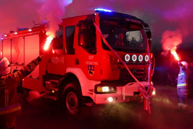 To wielkie wydarzenie dla wszystkich mieszkańców gminy Borzytuchom, a najbardziej dla Ochotniczej Straży Pożarnej w Niedarzynie. OSP ma nowy wóz! I to prawie za milion złotych.