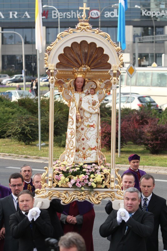 Figura Matki Bożej Rzeszowskiej ukoronowanaW Rzeszowie odbyły się uroczystości 500-lecia objawienia się Matki Bożej. Figury Dzieciątka Jezus i Matki Bożej zostały ukoronowane.