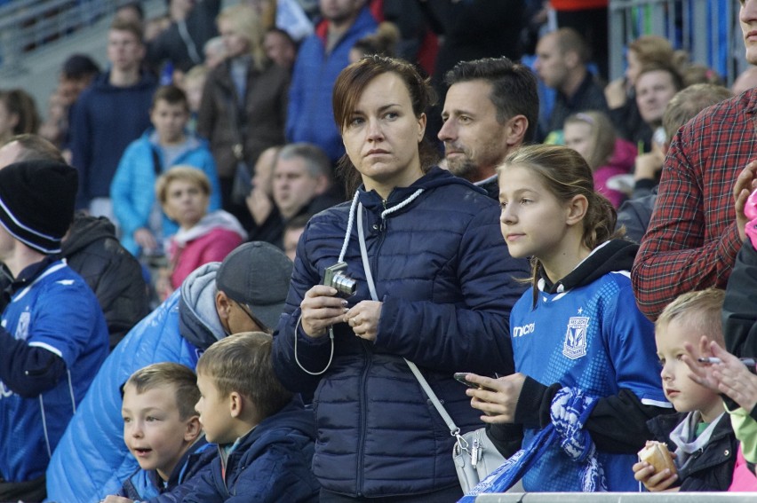 Niebiesko-biały stadion...