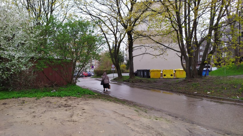 Brak chodnika i nieutwardzony dziki parking. To codzienne...