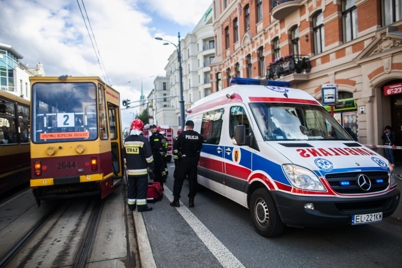 Wypadek na Piotrkowskiej przy Radwańskiej. Mężczyzna wpadł pod tramwaj