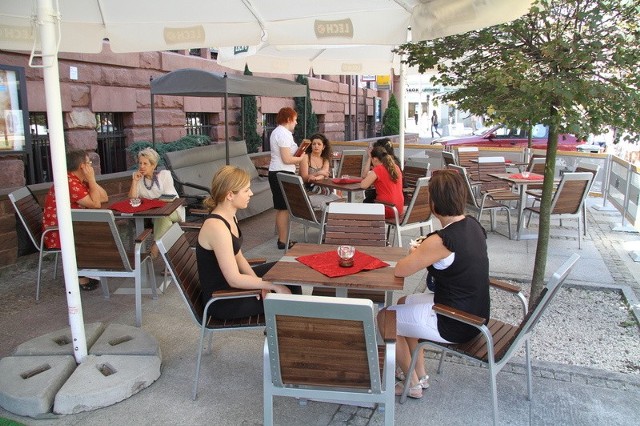 W klimatycznym ogródku kawiarni zmieści się niecałe 30 osób.