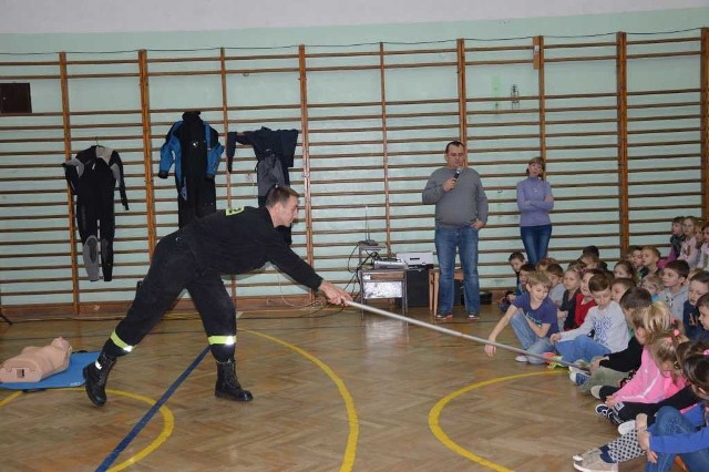 Inauguracja akcji "Kruchy lód" w Szkole Podstawowej numer 12.