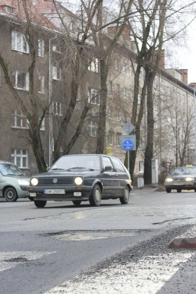 Wrocławskie ulice jak szwajcarski ser. ZDiUM: dziur jest dwa razy więcej niż rok temu