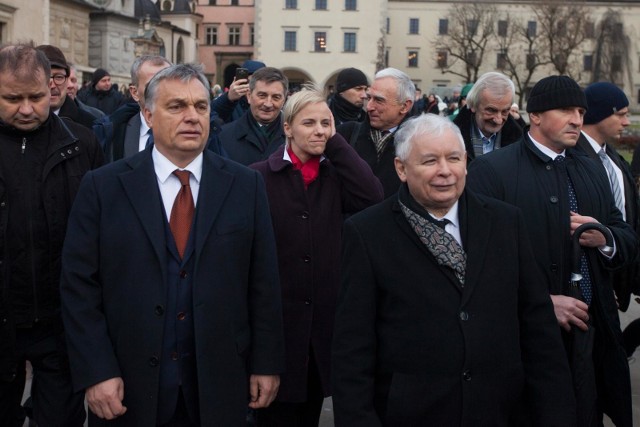 Na ile zmiany w Polsce i na Węgrzech w ostatnich latach były do siebie podobne?Sądy Węgry: Wprowadzono zmiany w konstytucji ograniczające kompetencje Sądu Konstytucyjnego. Obniżono wiek emerytalny sędziów i prokuratorów z 70 do 62 lat.Polska: Zmieniono ustawami tryb pracy Trybunału Konstytucyjnego, obniżono wiek emerytalny sędziów Sądu Najwyższego z 70 do 65 lat.Gospodarka Węgry: Mocniej powiązano bank centralny z rządem. Obniżono podatki od osób fizycznych, jednocześnie podniesiono stawki VAT. Wprowadzono zakaz handlu w niedzielę, ale rząd wycofał się z tego po roku.Polska: Bez poważniejszych zmian systemowych w gospodarce. Stopniowe wprowadzanie zakazu handlu w niedzielę (pełny będzie obowiązywał od 2020 r.).Media Węgry: Rząd w pełni podporządkował sobie media publiczne. Część mediów prywatnych została kupiona przez przedsiębiorców blisko powiązanych z władzą.Polska: Rząd przekształcił media publiczne w narodowe, w wyniku czego doszło w nich dużej wymiany kadr. Bez większych zmian w mediach prywatnych.Polityka Węgry: Dominacja Fideszu, który ma większość pozwalającą na zmiany konstytucji. Opozycja słaba i podzielona.Polska: Kilka ugrupowań opozycyjnych, wspólnie zachowują szansę na odebranie PiS-owi władzy w wyborach.