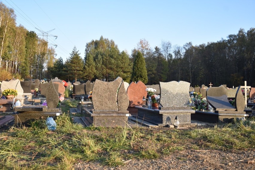 Dewastacja grobów w Zabrzu. Trwa naprawianie szkód