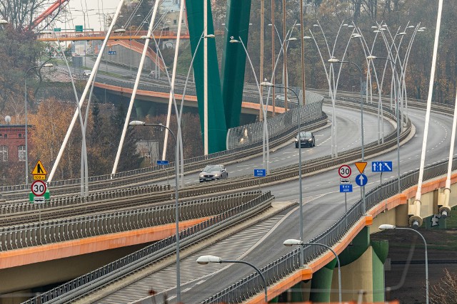 Zamknięcie mostu na Trasie Uniwersyteckiej uderza w ZDMiKP, miasto i jego budżet. Ale najbardziej - w samych bydgoszczan.