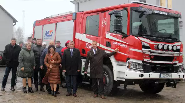 Uroczyste powitania wozu strażackiego dla Ochotniczej Straży Pożarnej w Górnie. Więcej na kolejnych zdjęciach.