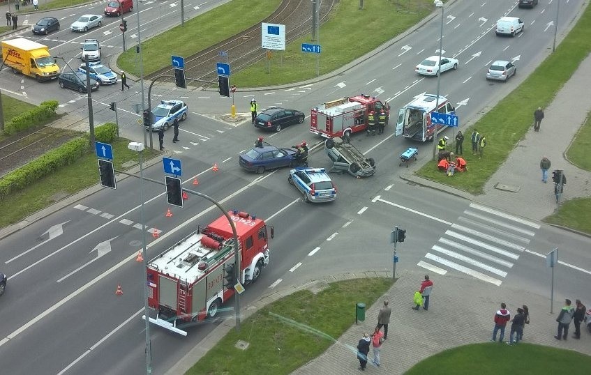 Na pl. Szyrockiego w Szczecinie dachował samochód. Jedna osoba poszkodowana