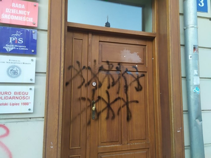 Atak na biuro poselskie PiS w Lublinie. Na drzwiach można zobaczyć jajka, pomidory i spray