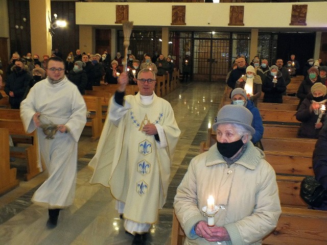 W starachowickim kościele Wszystkich Świętych, gromnice świecił ksiądz Sławomir Rak, proboszcz parafii.