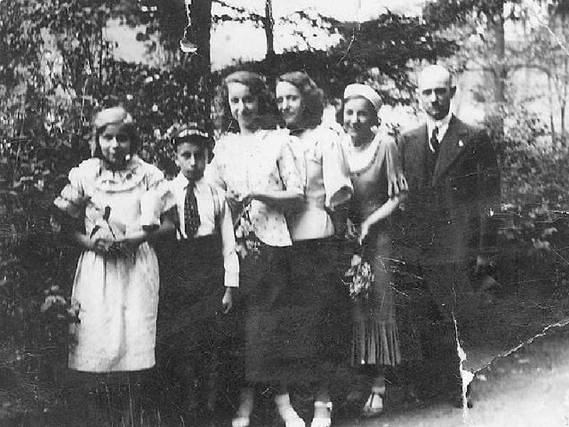 Rynkowo, 1937 rok. Jan Szelegiewicz z dziećmi. Od lewej: Marianna, Henryk, Helena. Pozostałe dwie dziewczyny to jej koleżanki.