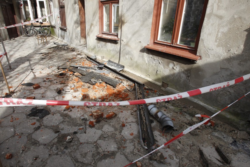 Kamienice w Łodzi w złym stanie technicznym. Lokatorzy mieszkań komunalnych boją się, że coś spadnie im na głowę