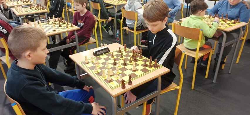 Turniej szachowy w Kadzidle. Ponad 40 młodych zawodniczek i zawodników rywalizowało w Kadzidle. 3.12.2022. Zdjęcia