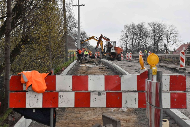 W Kruszwicy od kilkunastu dni trwa modernizacja odcinka drogi krajowej nr 62. Prace obejmują remont mostu nad Gopłem oraz budowę dwóch rond. W mieście wprowadzono poważne ograniczenia w ruchu pojazdów, a także pieszych i rowerzystów