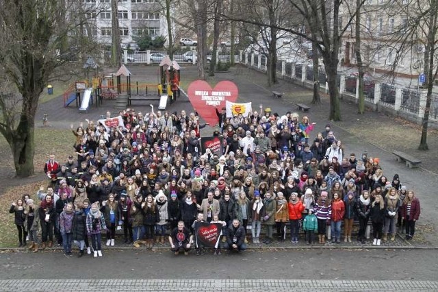 Zbiorowe zdjęcie wolontariuszy w Opolu. Za chwilę ruszą na miasto.