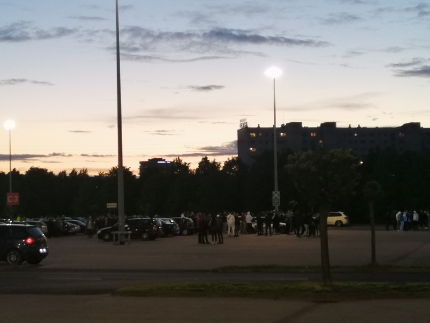 W sobotę wieczorem na parkingu przed M1 zebrali się fani...