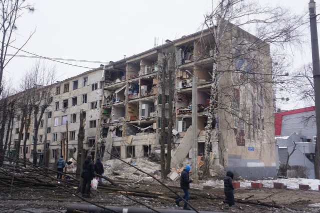 Skutek rosyjskiego bombardowania z niedzieli 6 marca. Atak miał miejsce w dzielnicy mieszkalnej.