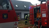 Piorun uderzył w dom jednorodzinny w Raszowej w gminie Leśnica. Zapaliło się poddasze