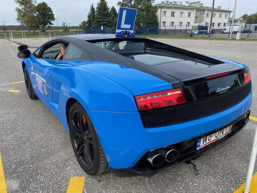 Chojnice: Zdał prawo jazdy jadąc… lamborghini gallardo! Mieszkaniec Przechlewa zrobił to jako pierwszy na świecie! Zobacz zdjęcia i film!